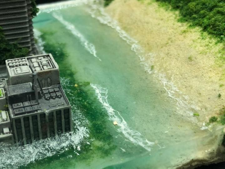 海岸に建つ廃墟ビル　ジオラマ