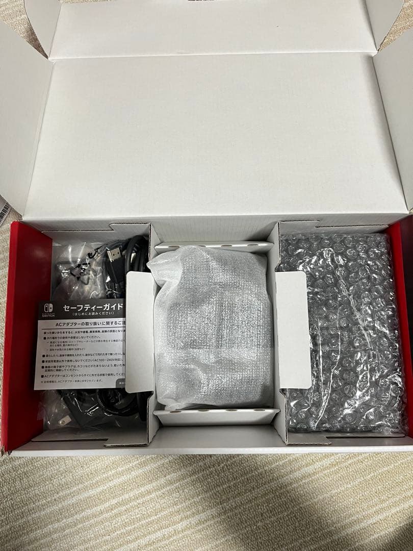 【美品】2020年製 Nintendo Switch 本体 &キャリーケース