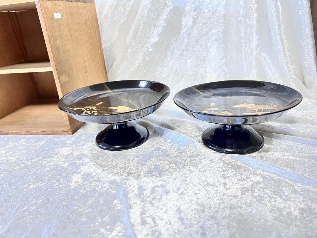 金蒔絵の菓子器　一対　風景もん　松竹梅紋　共箱　 径17.5×Ｈ7.5㎝