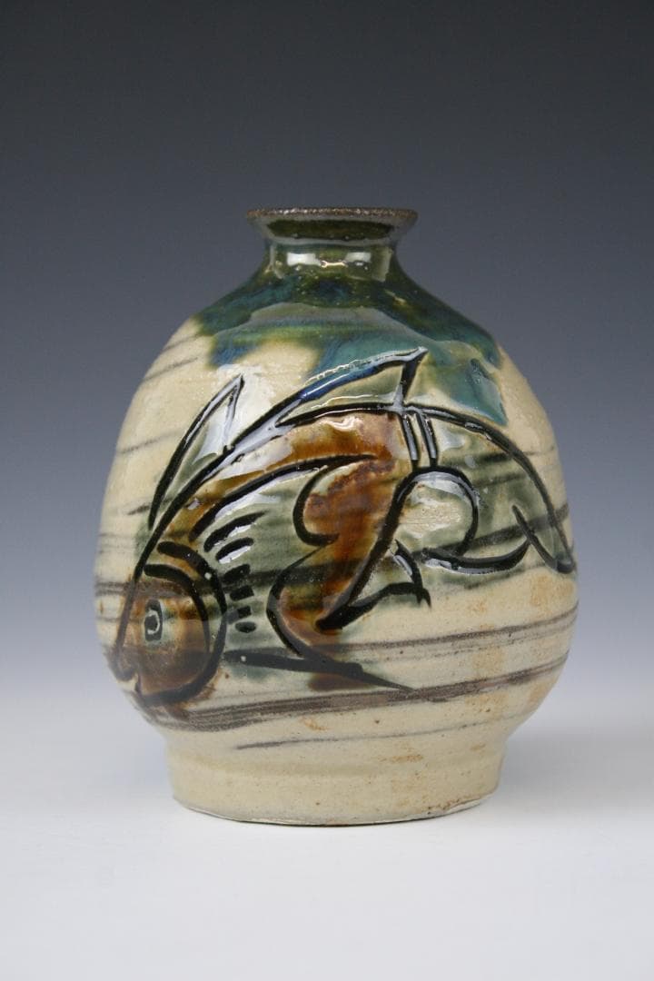 壺屋焼 人間国宝 金城次郎 作　刷毛目魚文徳利