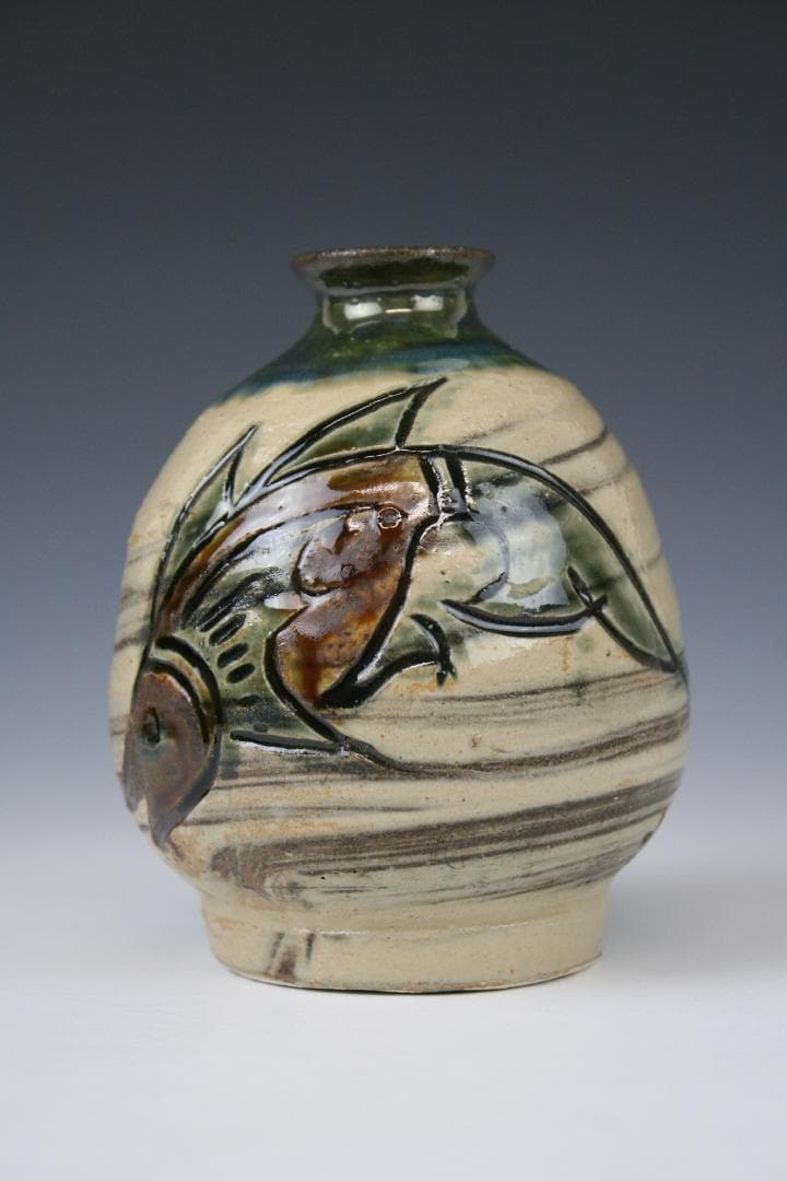 壺屋焼 人間国宝 金城次郎 作　刷毛目魚文徳利