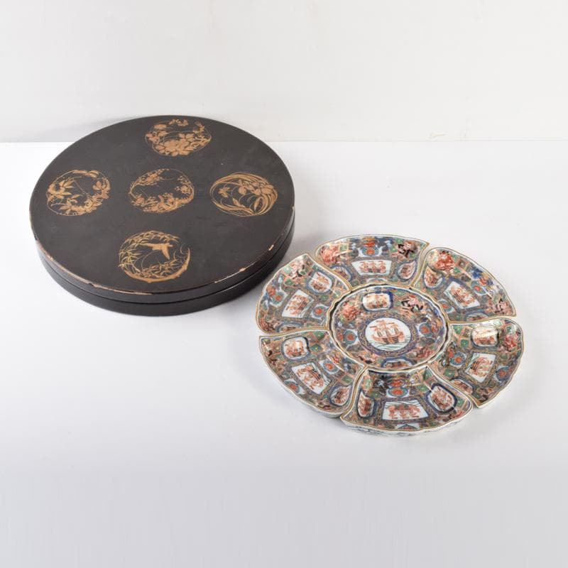 伊万里焼　古伊万里　錦手南蛮人黒船文　飾皿　漆塗箱付　M　R5053B