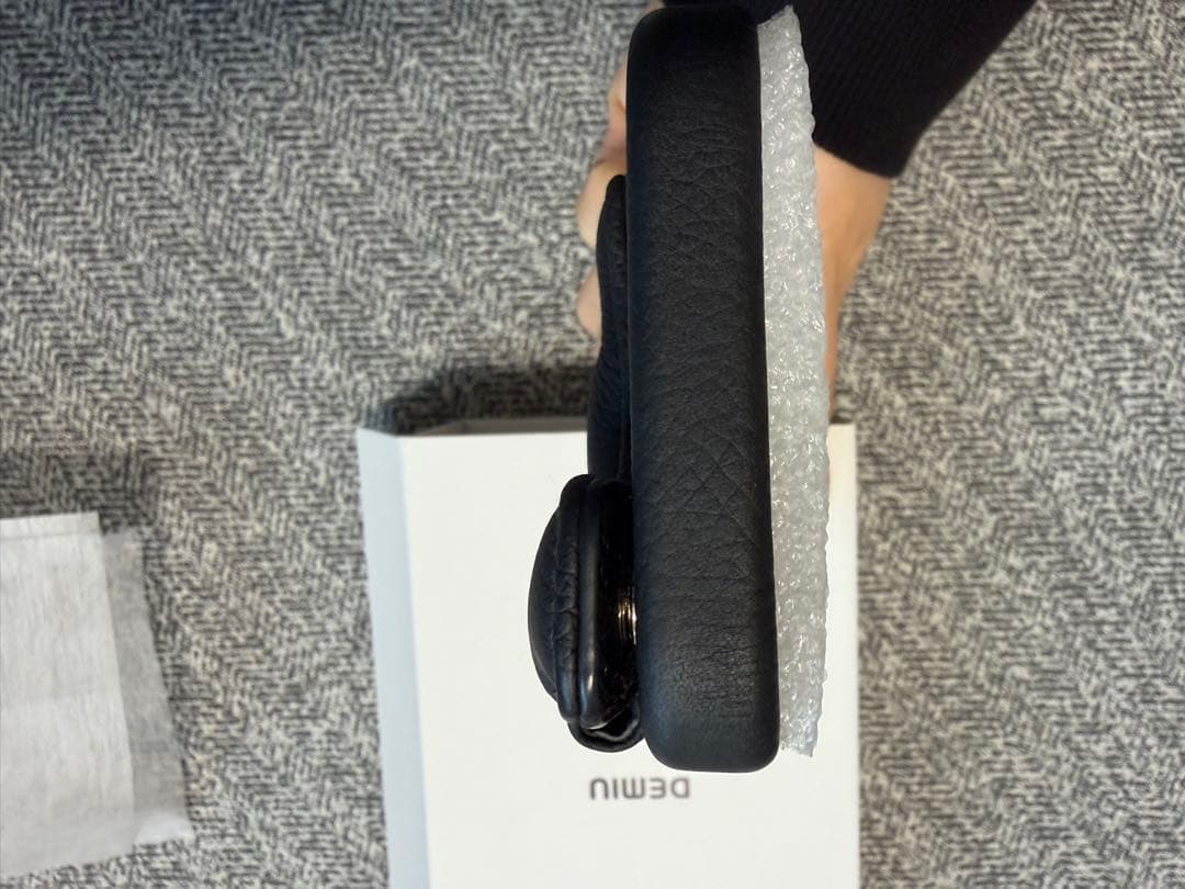 DEMIU BALLONCINQブラック×ブラックスタッズiPhone15Pro