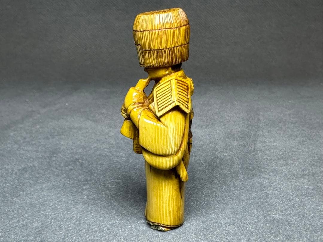 古根付　笛を吹く僧侶　置物　細密細工　骨董　アンティーク　彫刻 工芸品　在銘