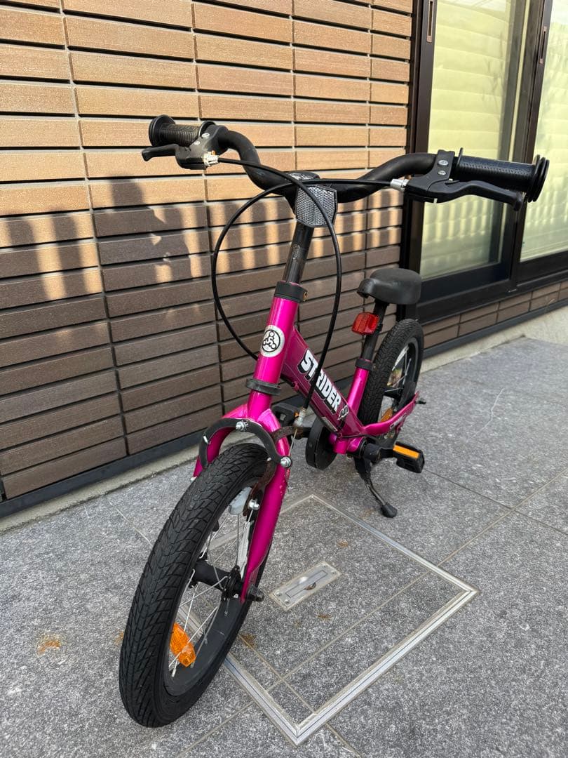 STRIDER 14インチ　ペダル付き　スタンド付き　ストライダー