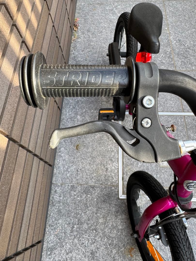 STRIDER 14インチ　ペダル付き　スタンド付き　ストライダー