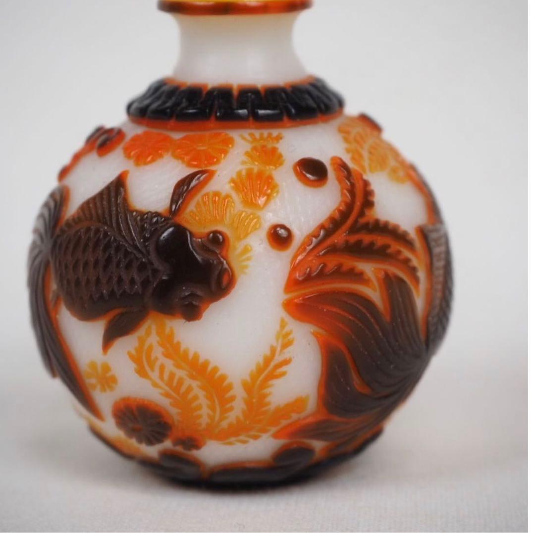 送料無料　色被せガラス　細密彫刻ガラス小瓶　中国古玩骨董　高さ5.8ｃｍ