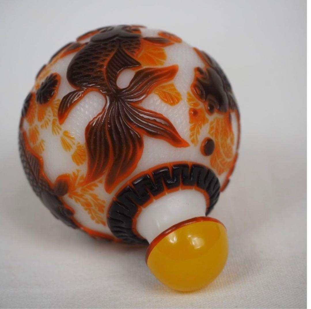 送料無料　色被せガラス　細密彫刻ガラス小瓶　中国古玩骨董　高さ5.8ｃｍ