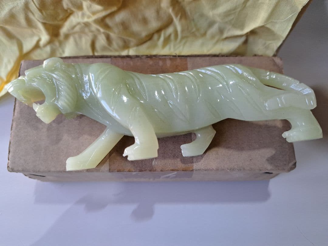 翡翠 虎の彫刻 約15cm