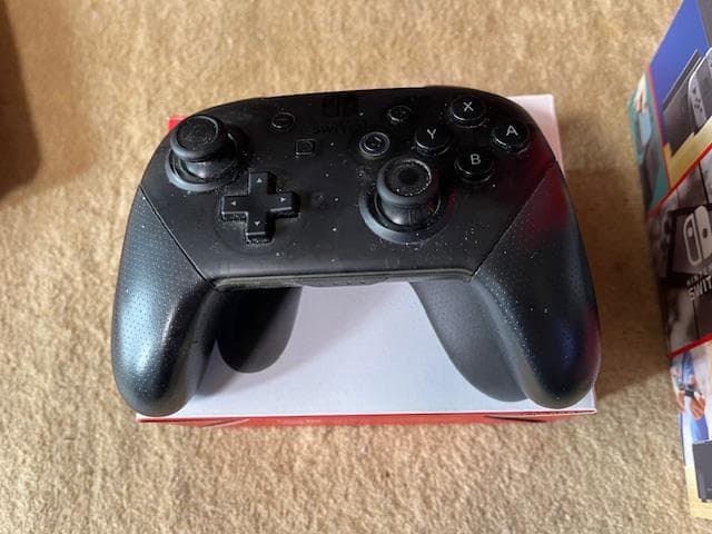 Nintendo Switch 本体とプロコンとＳＤカード付属