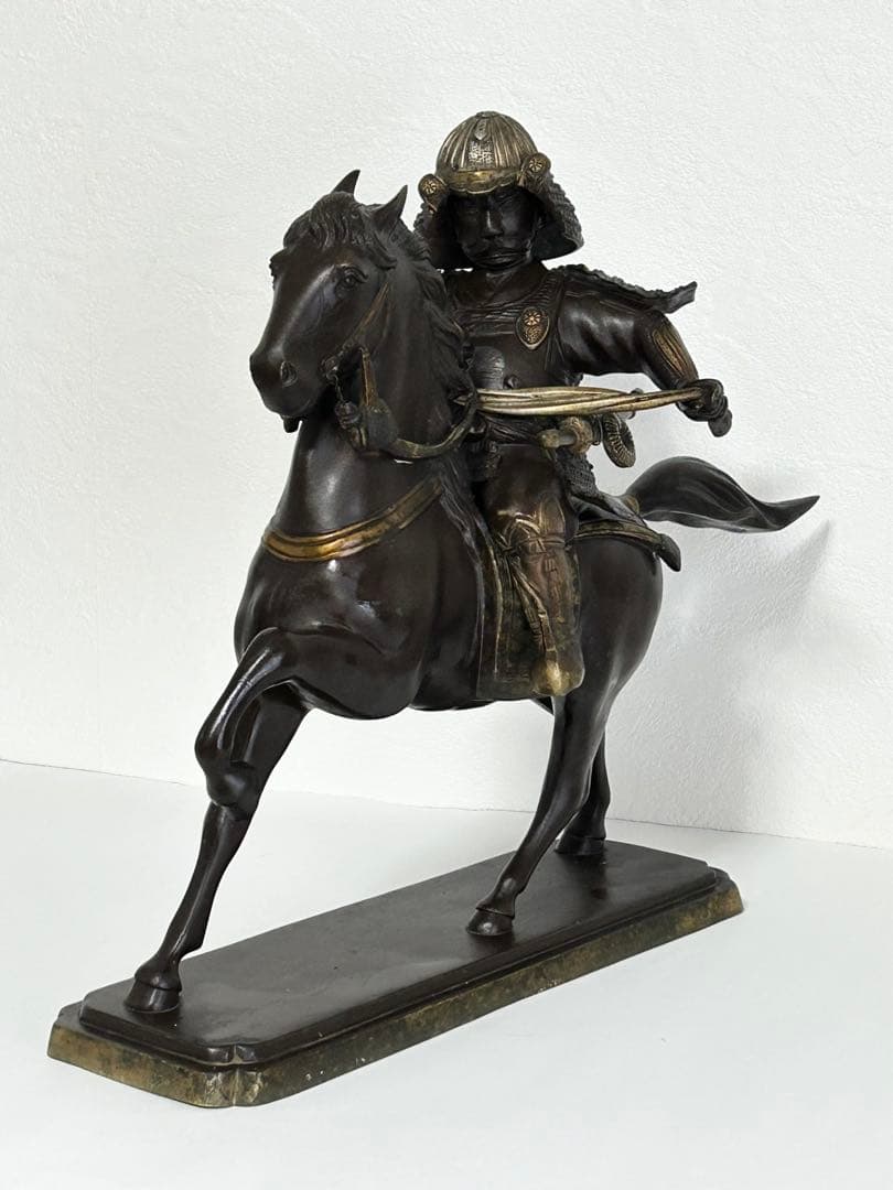 銅製　騎馬武者像