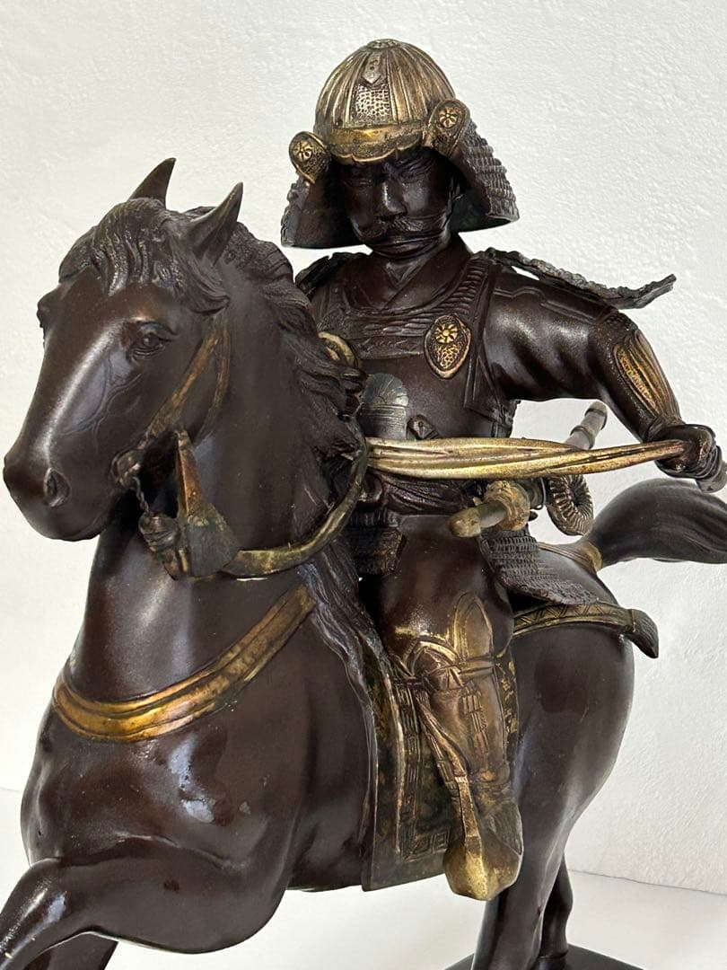 銅製　騎馬武者像