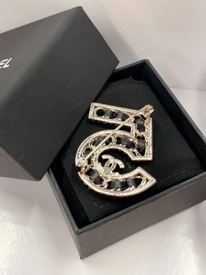 シャネル No.5 ブローチ
