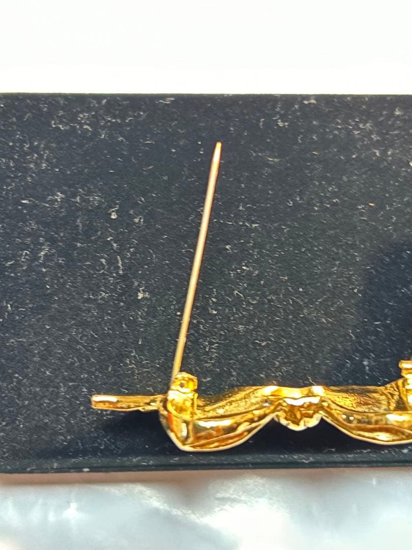 CHANEL ゴールド リボン型ブローチ