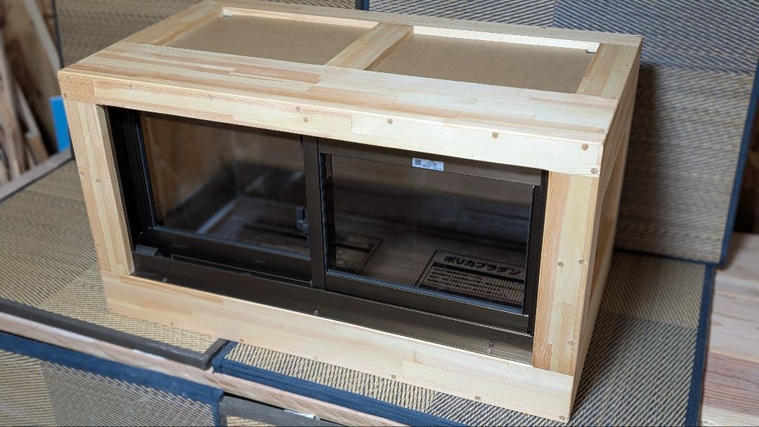 アルミサッシ仕様。赤松集成材１８ミリ900×500×500蜜蝋オイル仕上げ