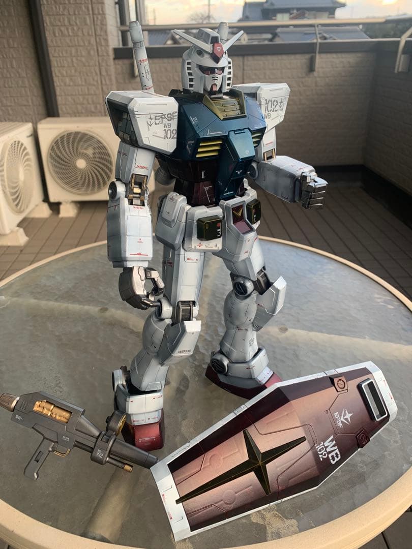 1/48スケール メガサイズガンダム と組立体験版他有り。