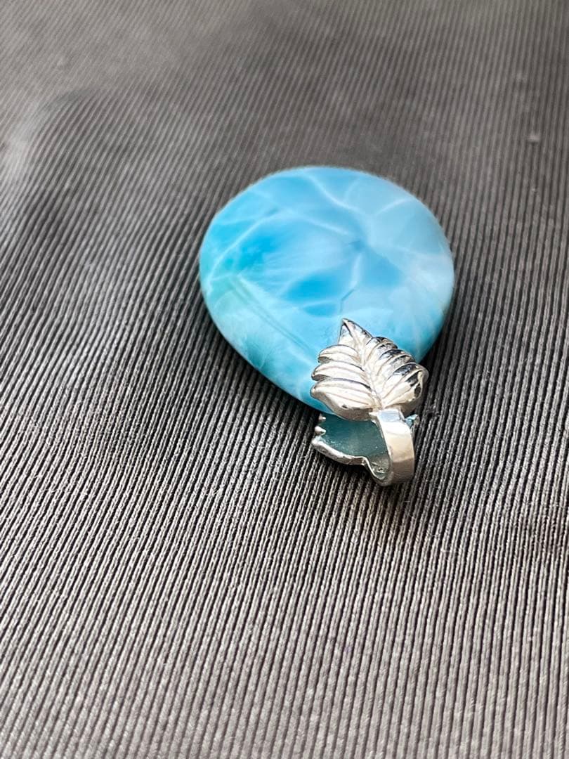 天然石ラリマー☆高品質！しずく型ペンダントトップ①☆リーフ型バチカンがステキ！