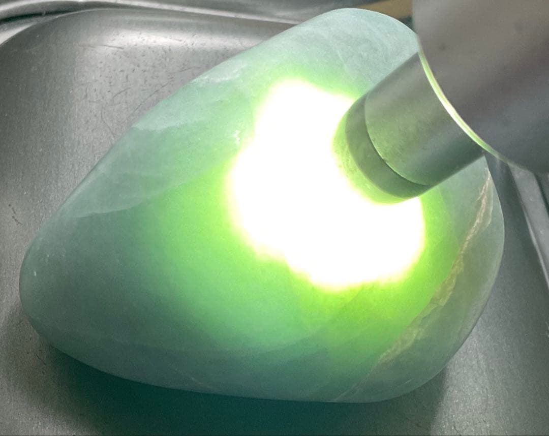 ［緑色　ガラス質］　上質糸魚川翡翠海石200g ヒスイ　ひすい