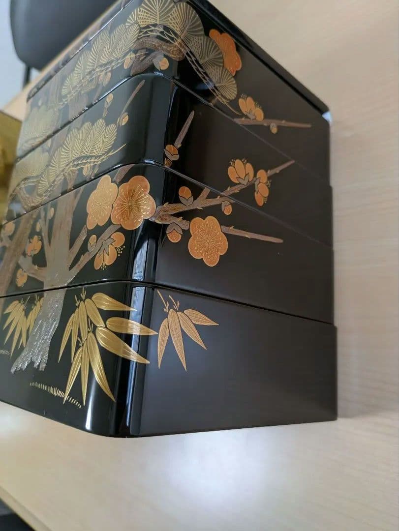 椿餅様用　輪島塗　高級漆器 中重箱 4段 黒地 金色 松 梅