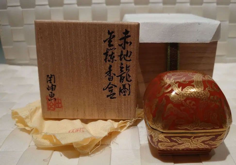 作者不明　赤地龍図金襴香合