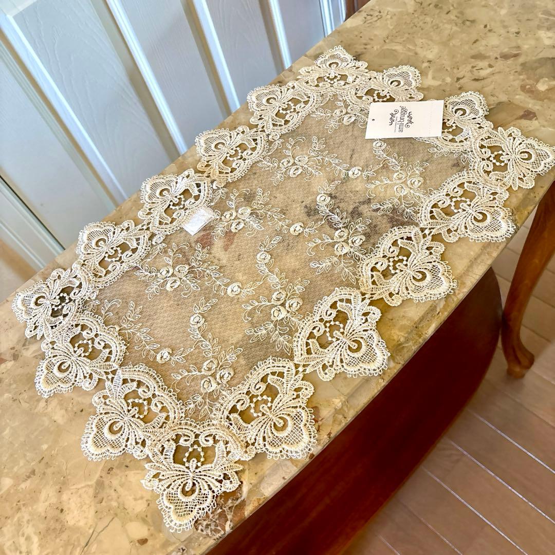 イタリア製 大理石 猫足コンソールテーブル、天使置物、真鍮コンポート、新品レース