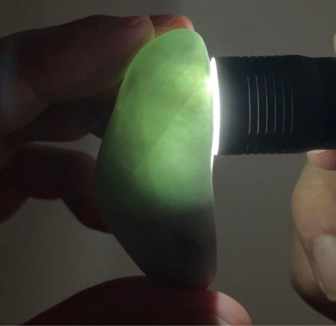 糸魚川翡翠 ヒスイ 69g 薄い緑×黒×白