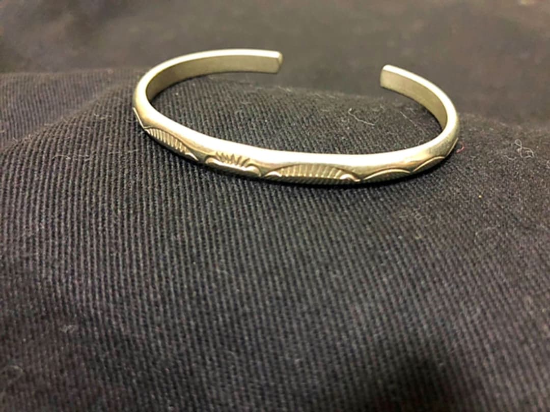 ナバホ族（NAVAJO)/ インディアンジュエリー/シルバーバングル