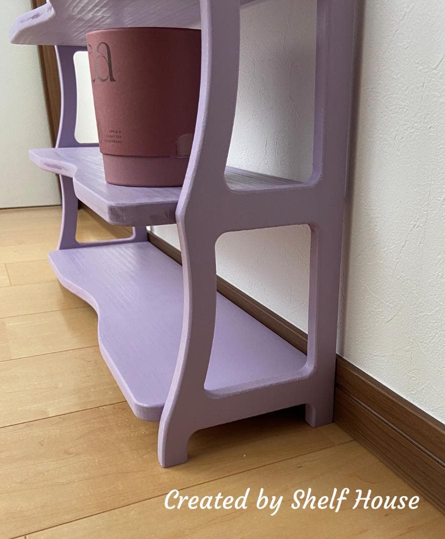 やさしい藤色の曲線木製棚 I