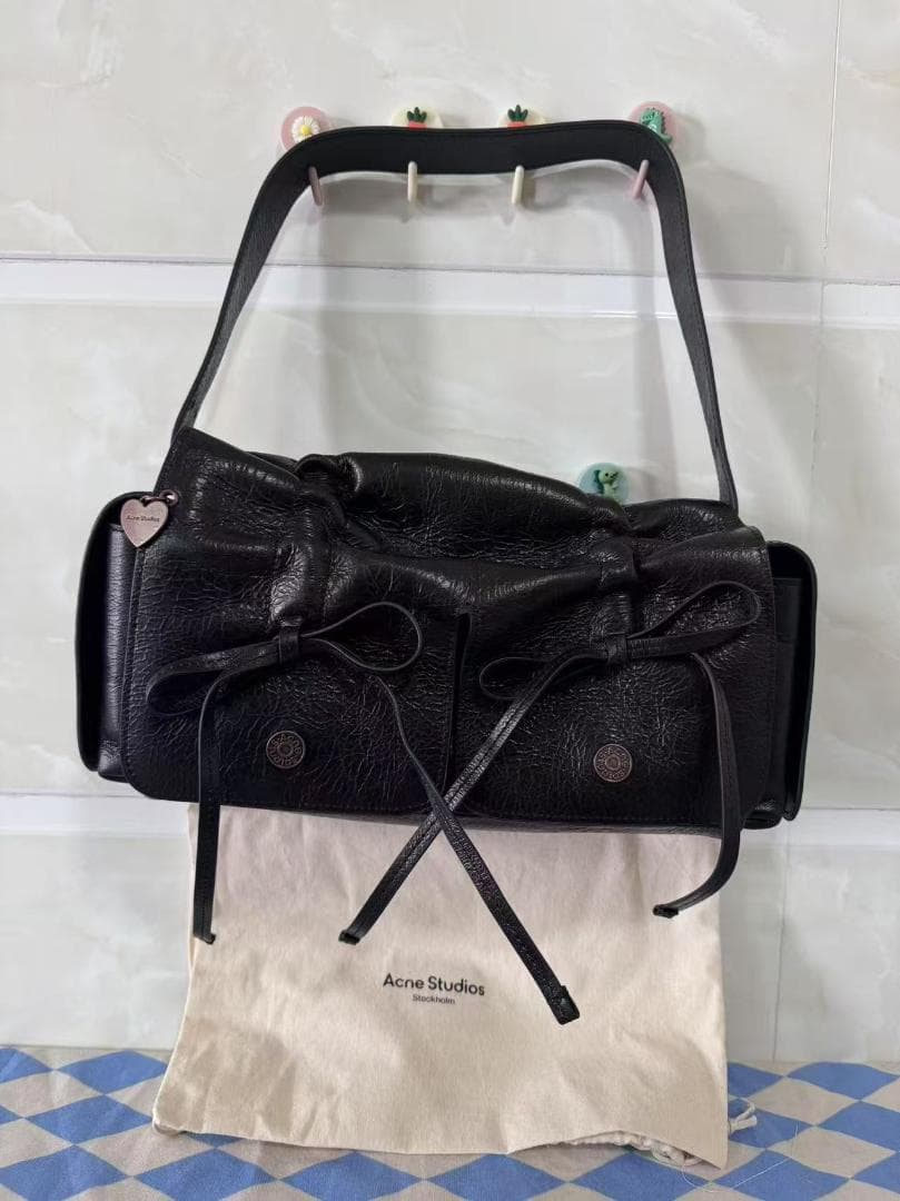 即日発送 Acne Studios ブラックレザーハンドバッグ