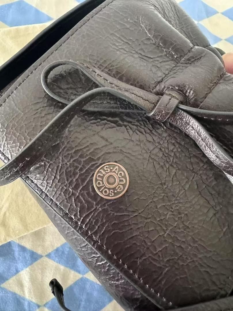 即日発送 Acne Studios ブラックレザーハンドバッグ