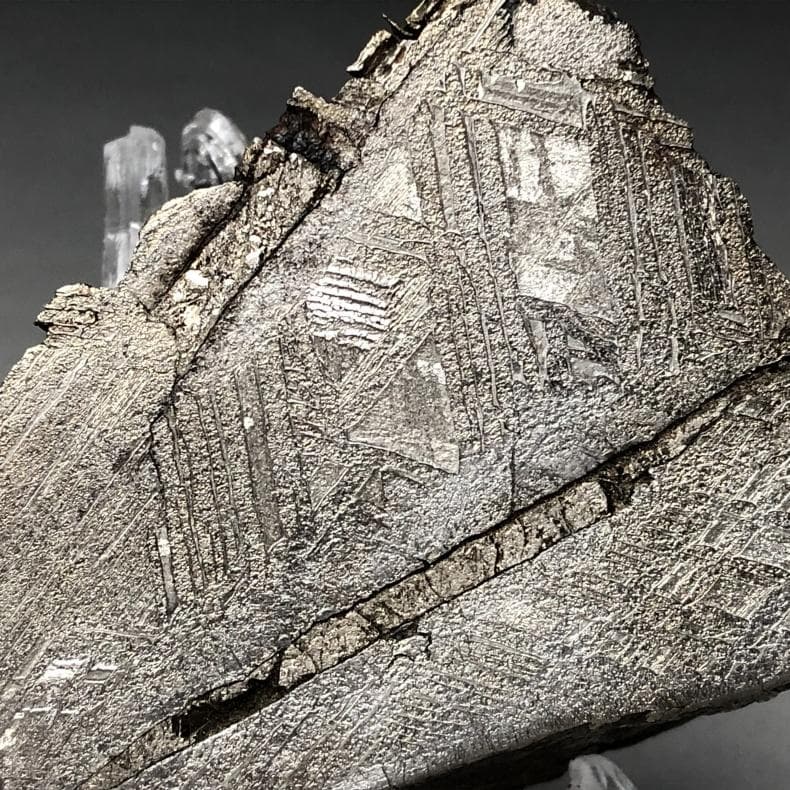 隕石 鉄隕石　アルタイ隕石　原皮付き　原石　重さ約105ｇ