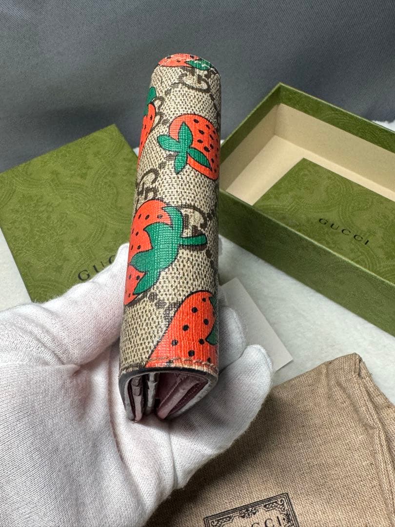 GUCCI ストロベリーパターン 二つ折り財布