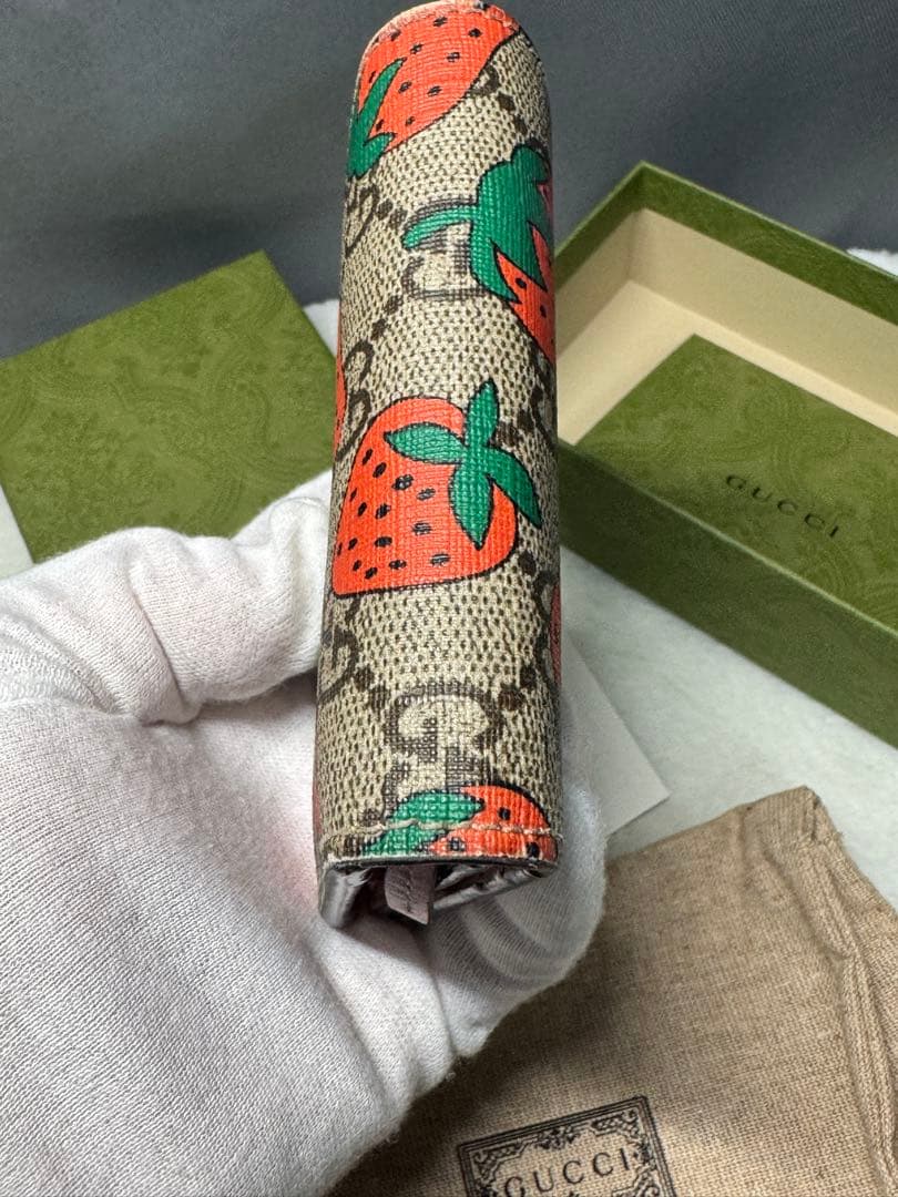 GUCCI ストロベリーパターン 二つ折り財布