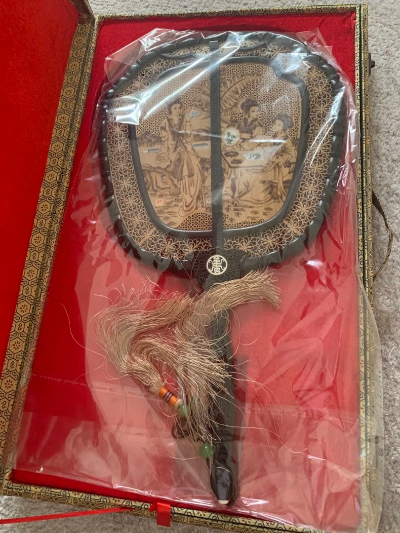 ア*ン様 新品！中国美術 唐木造 白檀透彫刻 翡翠 軍配型硯屏 団扇