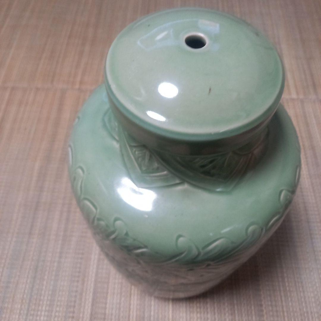 緑色の花彫刻付き蓋壺