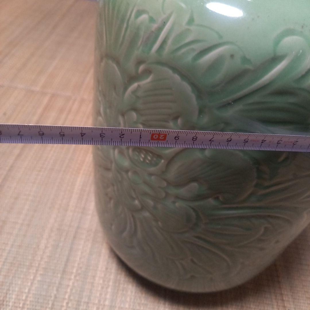 緑色の花彫刻付き蓋壺