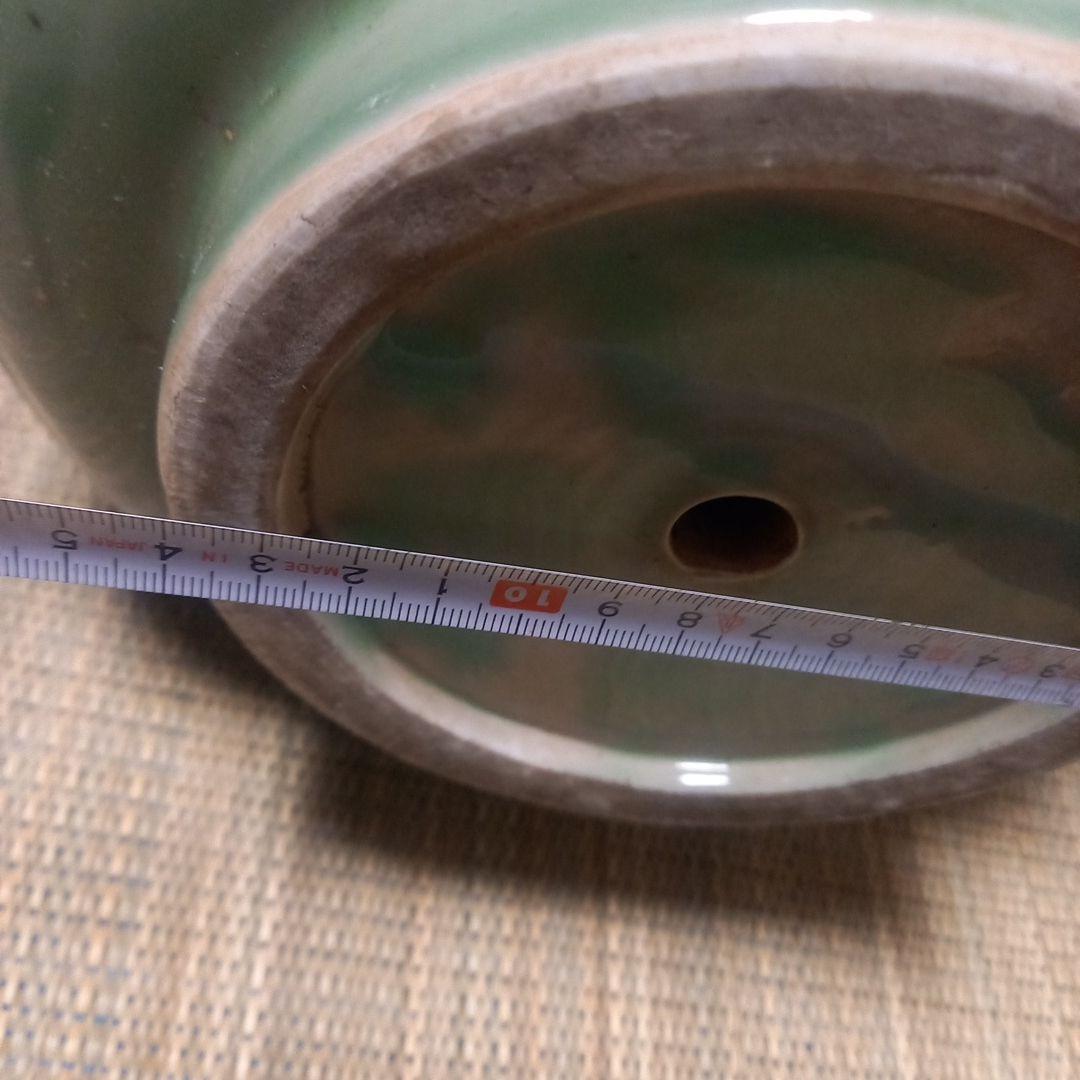 緑色の花彫刻付き蓋壺