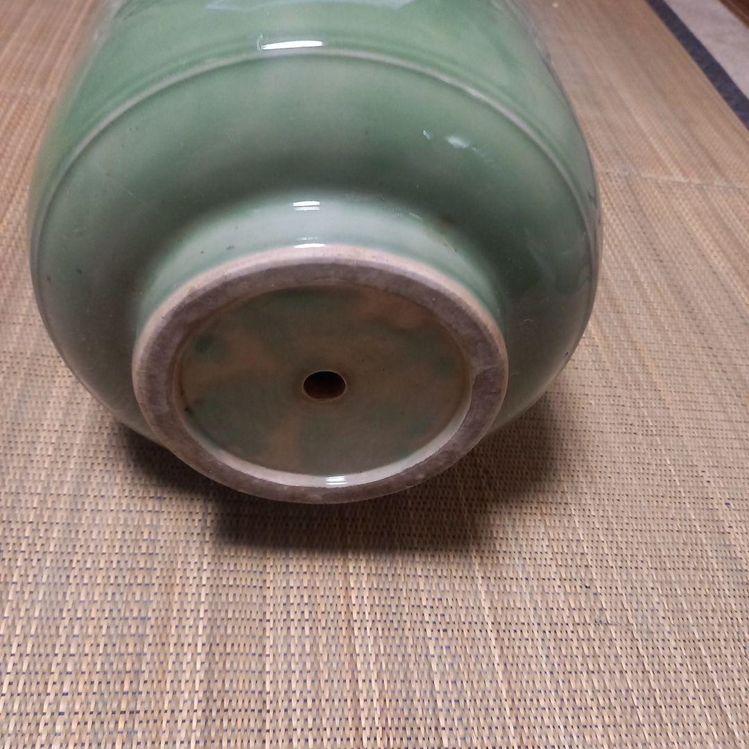 緑色の花彫刻付き蓋壺