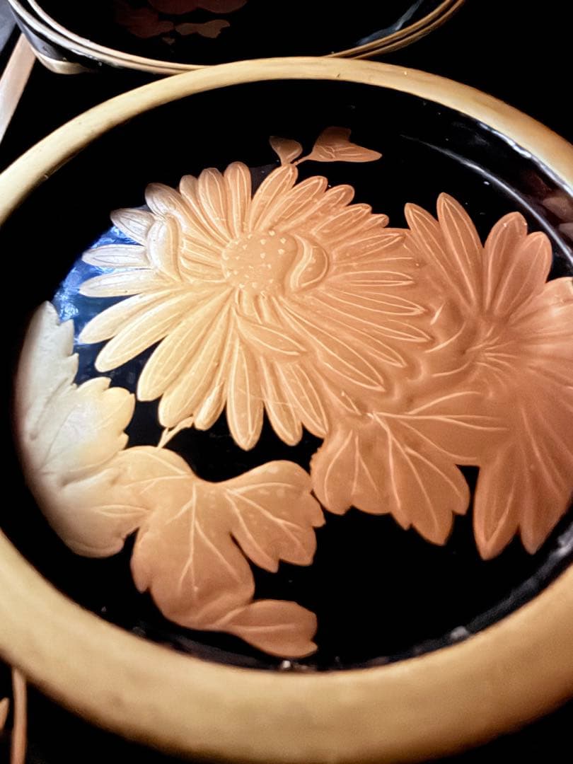 2215様感謝‼️めでたい吉兆JAPAN 特産　輪島塗天然木『菊&蝶』金縁黒椀2客