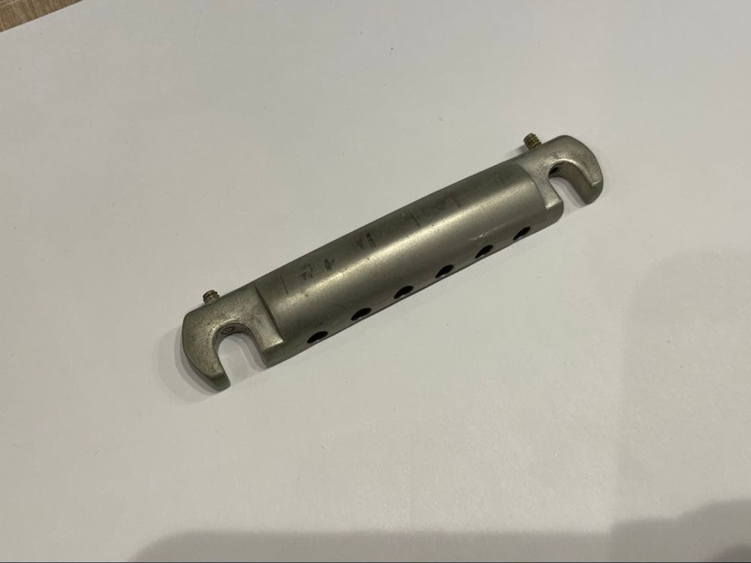 ラップアラウンドテールピース