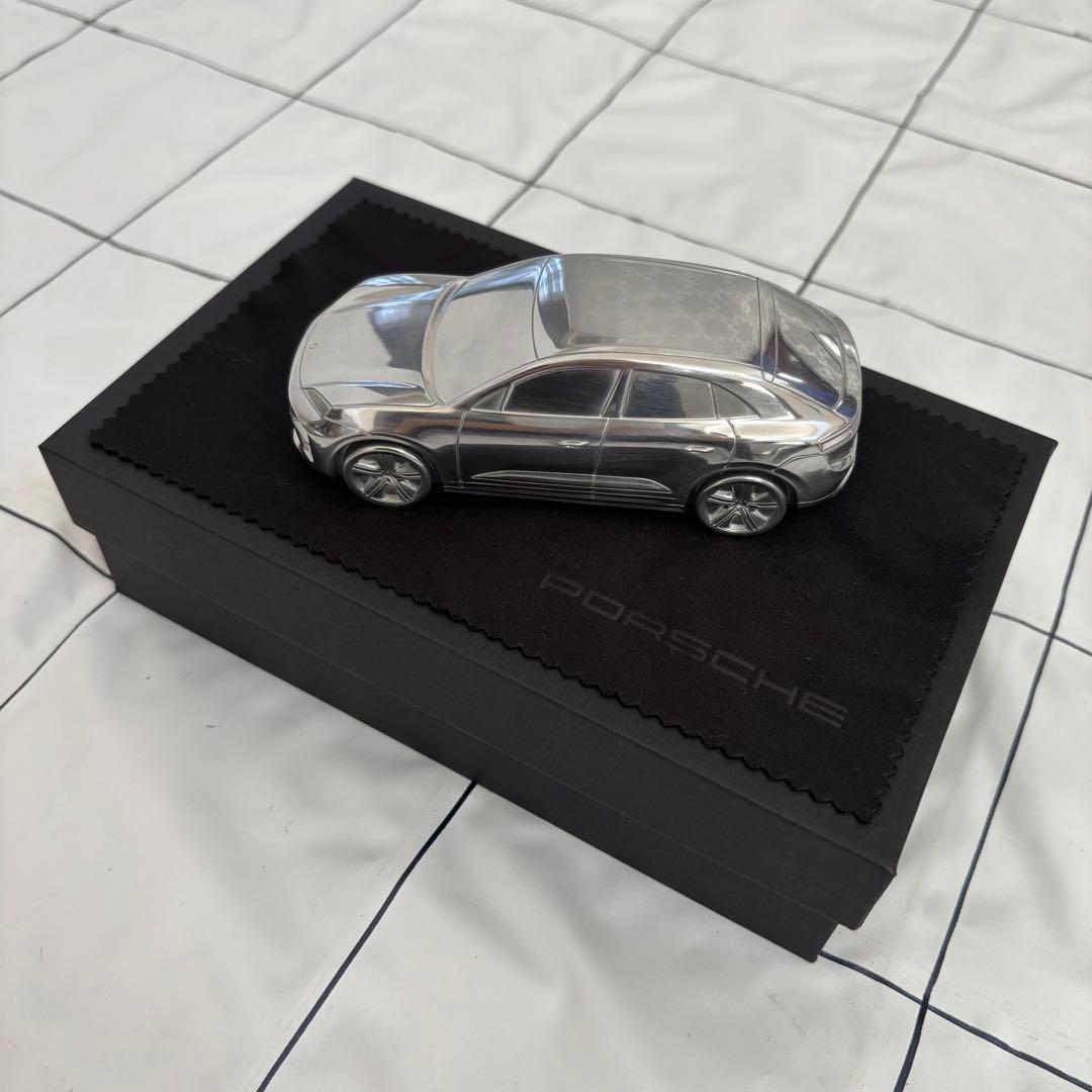 【非売品】ポルシェ マカン　ペーパーウェイト ミニカー　メタル製