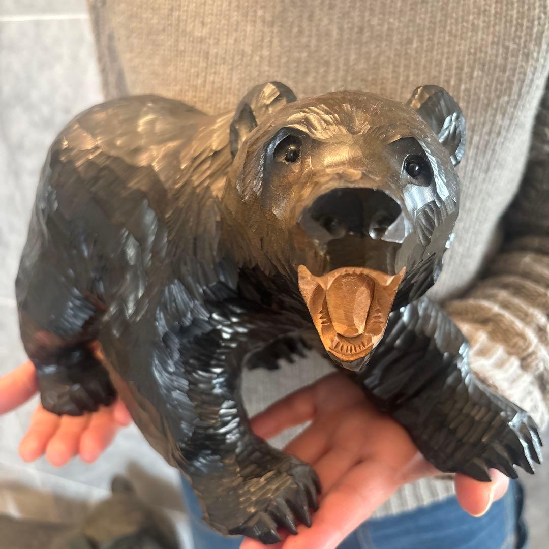 アイヌ名門堀井一族が手掛けたガラスの瞳で彫りや塗りが一級品のクマ