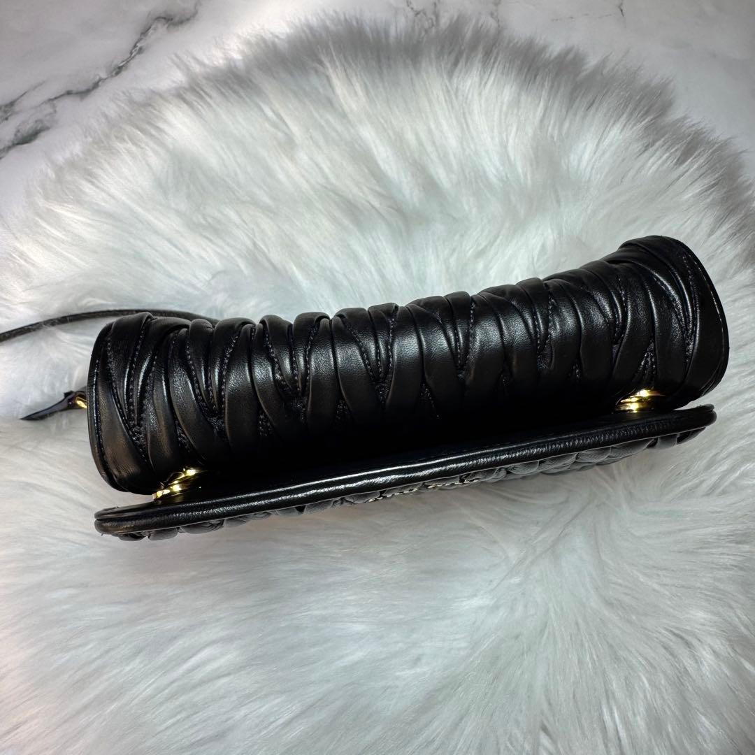 miu miu ミュウミュウ　マテラッセ　レザー　ショルダーバッグ　ブラック　黒