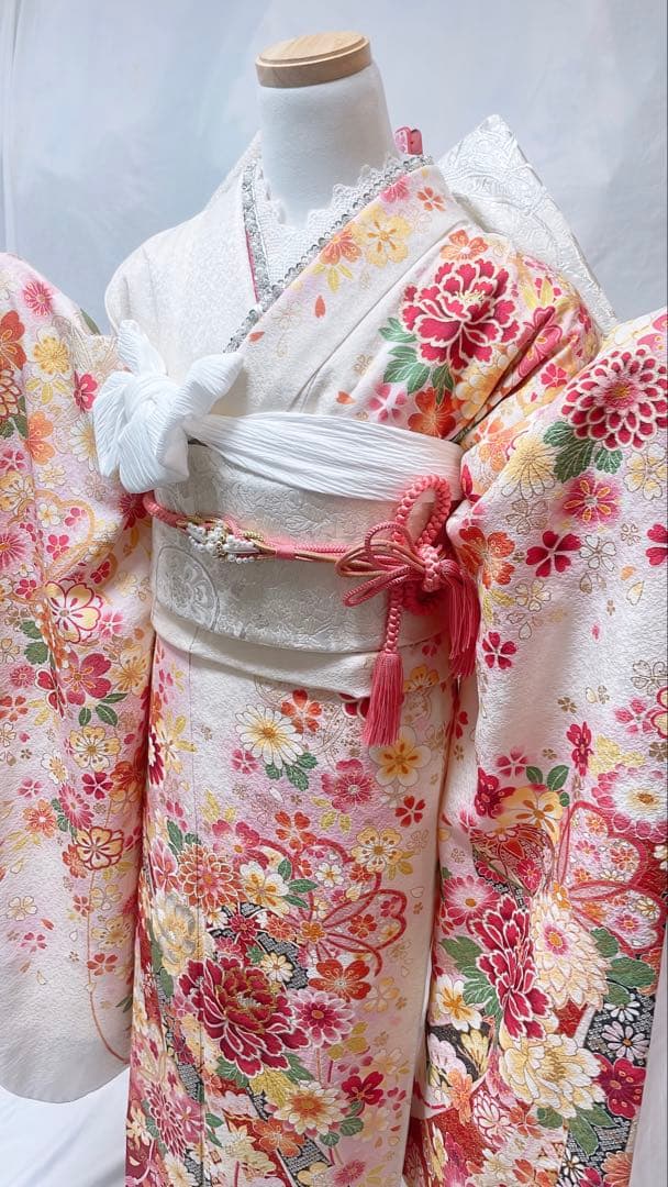 白地に赤とピンクの花柄 振袖フルセット　振袖　振袖セット　成人式　振袖6点セット