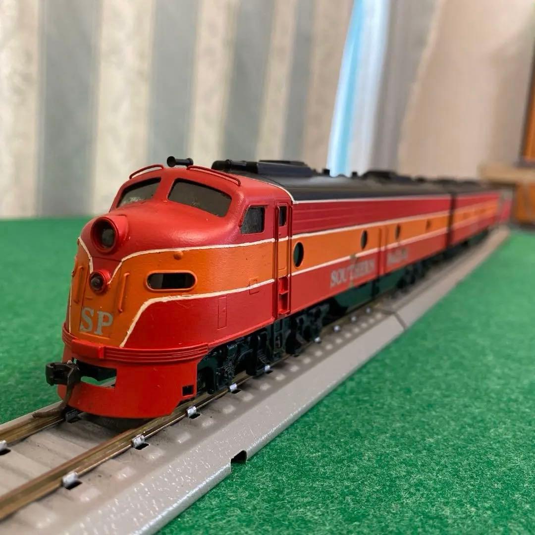 サザンパシフィックのディーゼル機関車と、蒸気機関車、客車12両