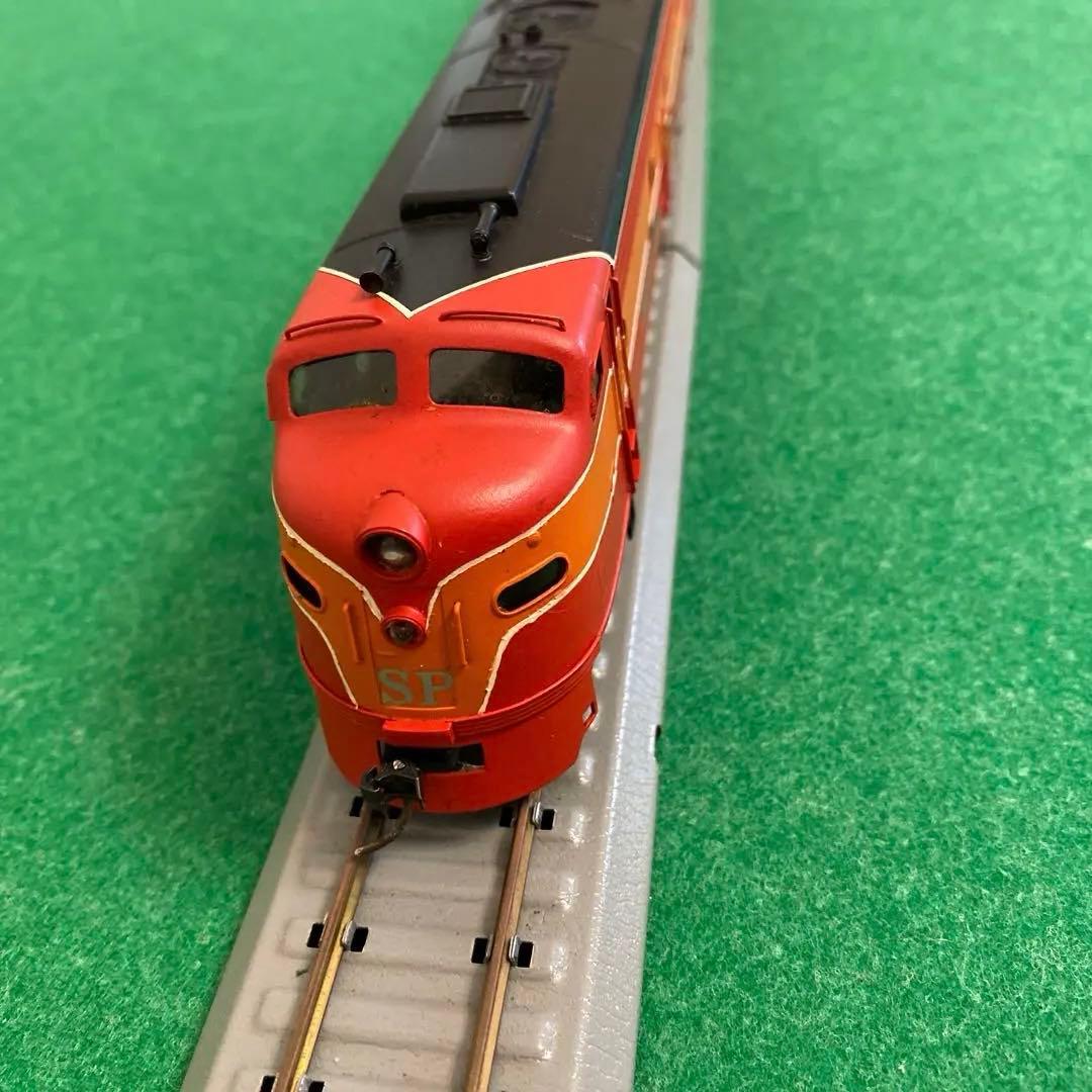 サザンパシフィックのディーゼル機関車と、蒸気機関車、客車12両