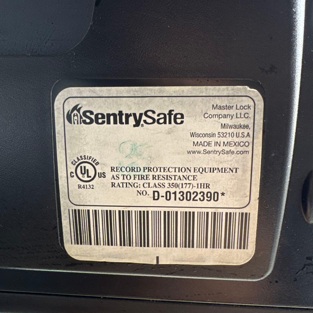 SentrySafe デジタル式耐火・防水金庫　テンキー式【A-165】