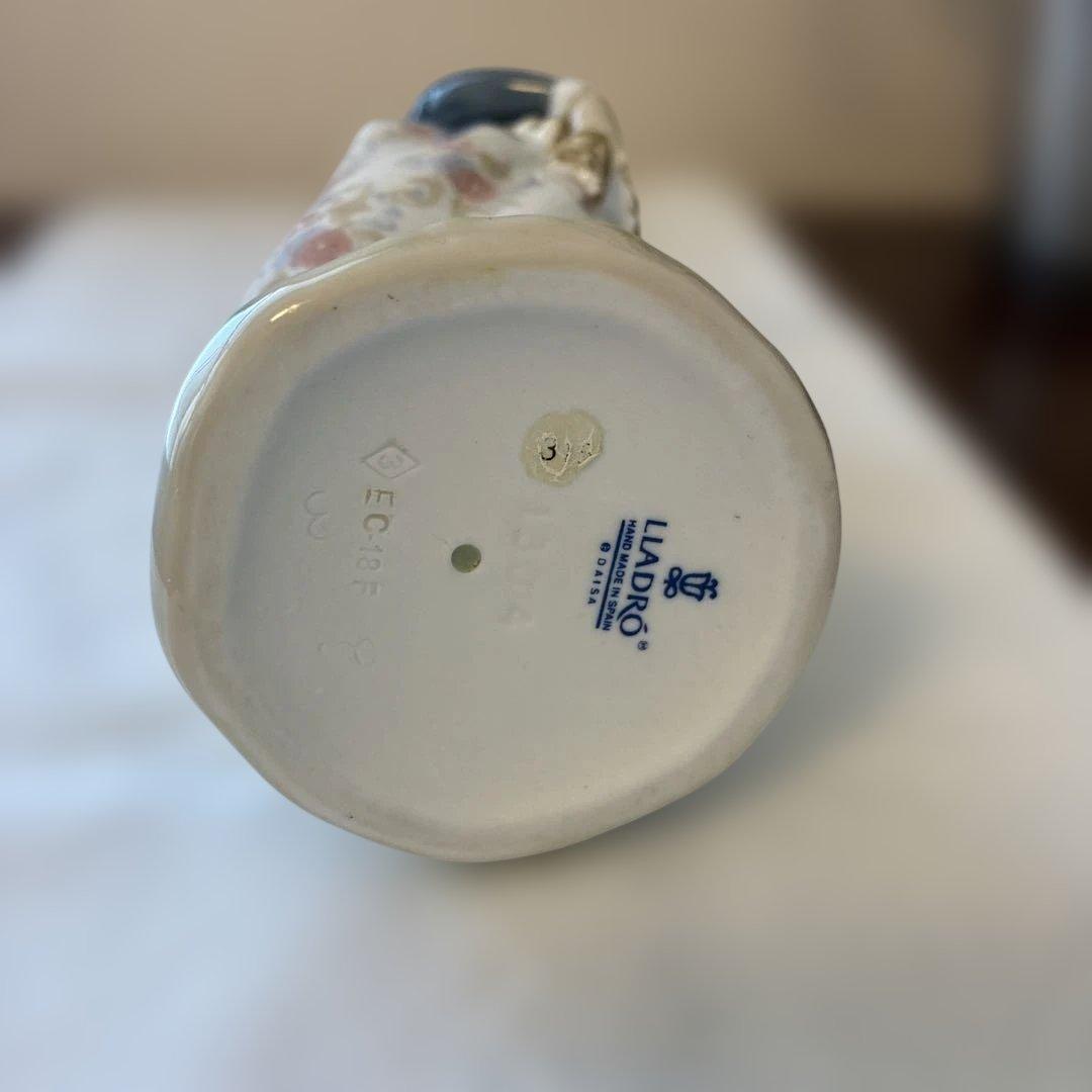 リヤドロ 花束を持つ少女