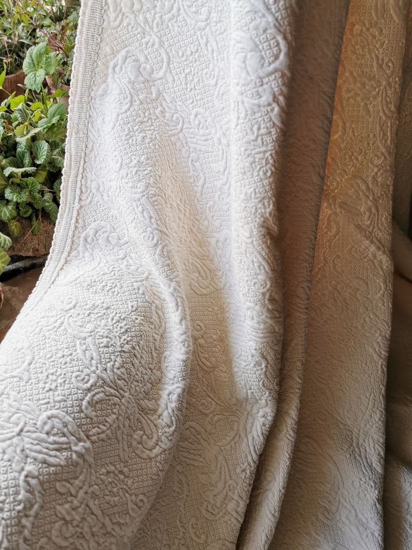 アンティークピケドプロヴァンス 百合風草花紋様スロー エンボス花織大判スプレッド