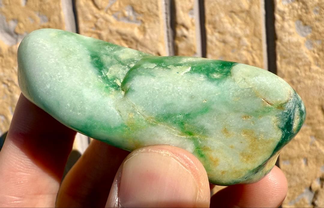 新潟県糸魚川市玉ノ木海岸産宝石質ヒスイ輝石岩